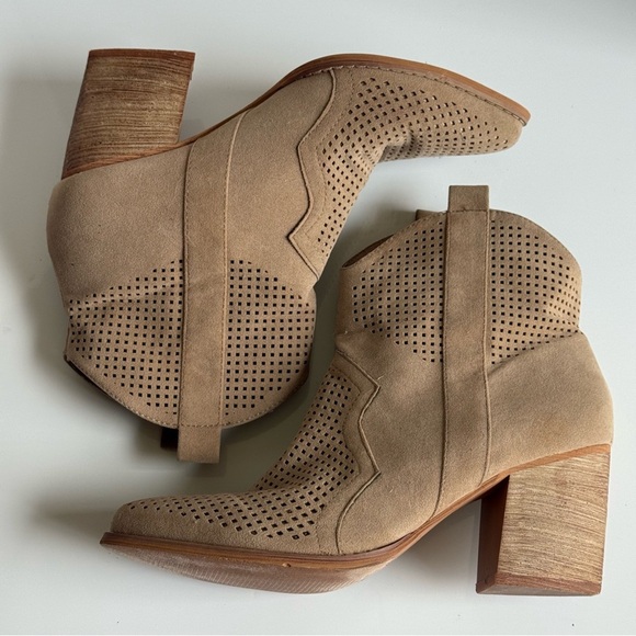 Yoki Tan Western Ankle Booties with Perforated Design Size 8 - Picture 11 of 12